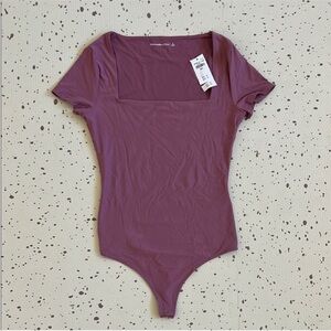 💘 ABERCROMBIE & FITCH - SOFT MATTE SEAMLESS SHORT SLEEVE THONG BODYSUIT